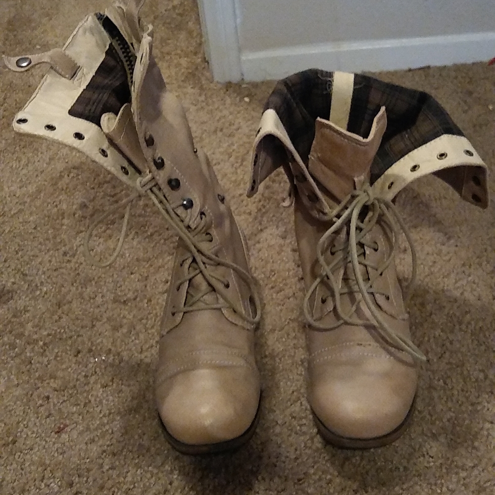 Diva Lounge cream boots